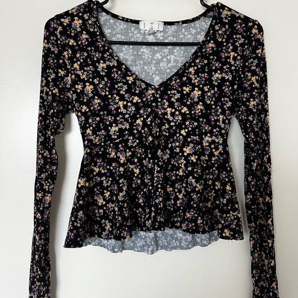 Tilly’s long sleeve floral blouse - Picture 2 of 4